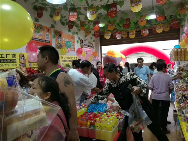 零食加盟店導(dǎo)購技巧：5米關(guān)注、3米注視、1米搭話